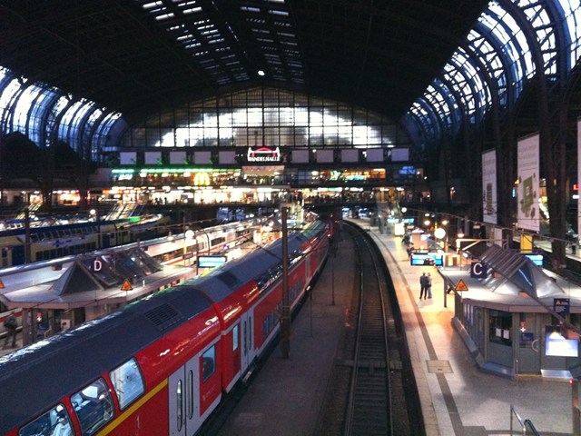 ハンブルク中央駅。駅構内、橋上からの眺め。改札があるわけでもないので、出入りは全くの自由。